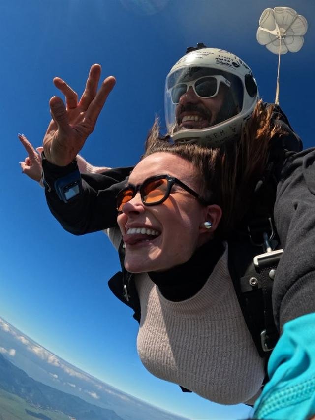 Sophia em queda livre, num salto de paraquedas