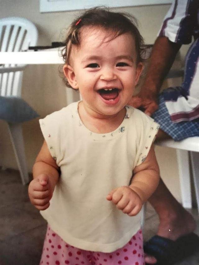 Sophia ainda bebê, de pé e sorrindo