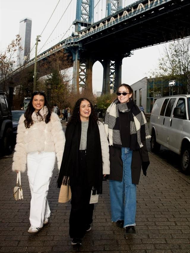 Sophia numa viagem a Nova York, em frente à ponte de Manhattan