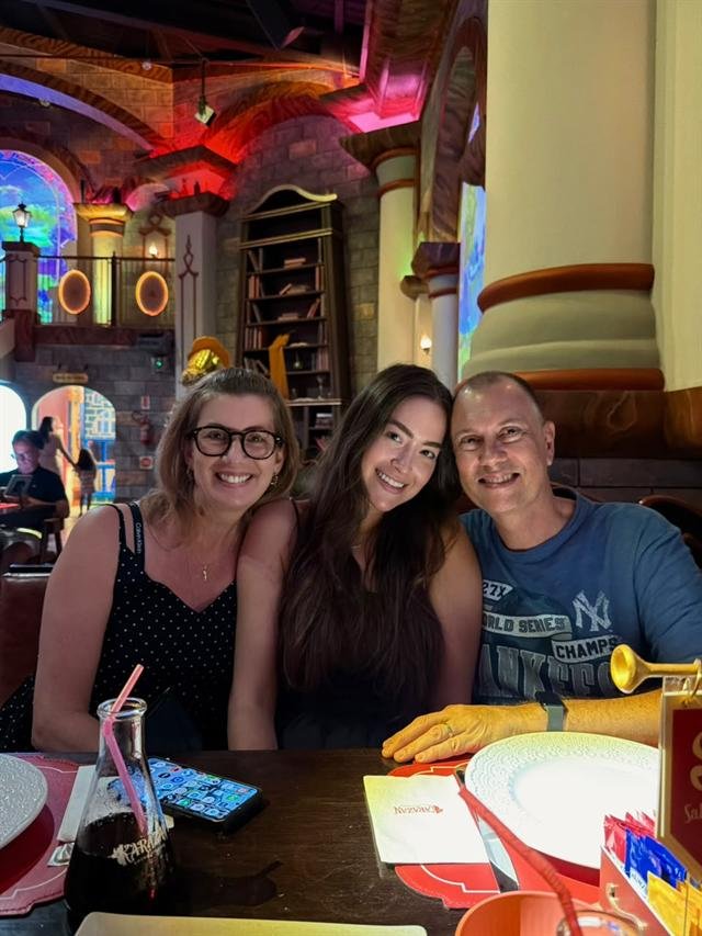 Sophia com a família num restaurante