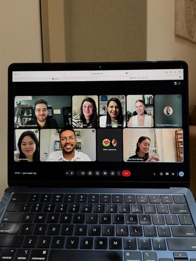 Uma reunião on-line aberta no notebook